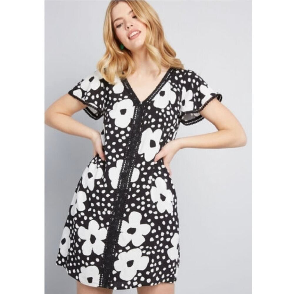 ModCloth Black & White Whimsical Wildflower Shift Dress Size Medium‎